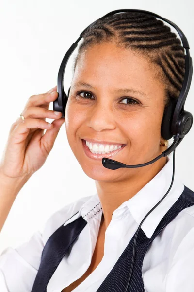Africano americano empresária com fone de ouvido sorrindo — Fotografia de Stock