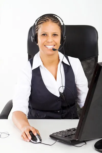 Kundendienstberater sitzt am Schreibtisch — Stockfoto