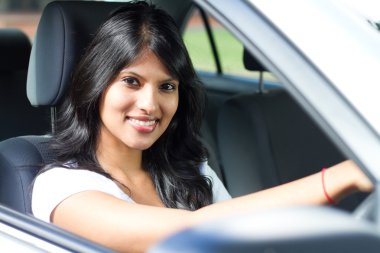 genç bir Hintli kadın araba kullanmak
