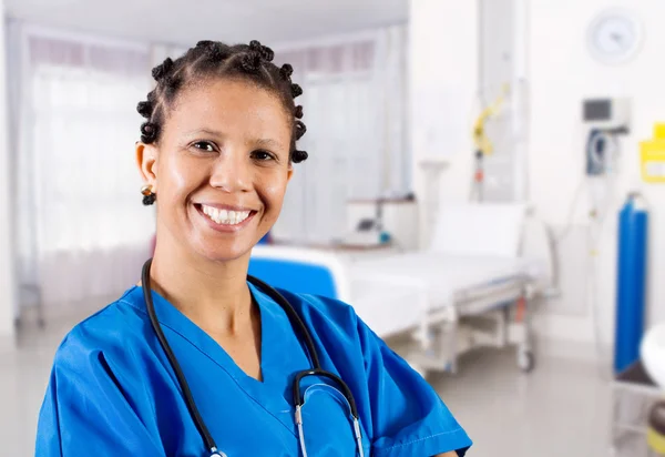 Glada afrikanska kvinnliga sjuksköterska — Stockfoto