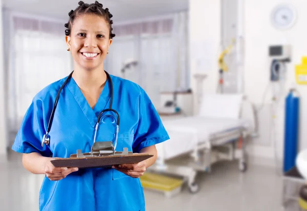 Afrikaanse Amerikaanse verpleegster met Klembord — Stockfoto