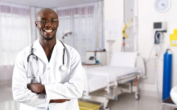 Médico africano na enfermaria hospitalar — Fotografia de Stock