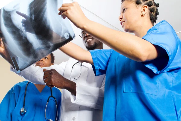 Médecins africains regardant aux rayons X — Photo