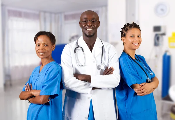 Группа африканских американских врачей и медсестер — стоковое фото