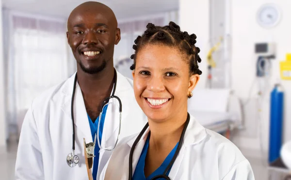Médico e enfermeiro africano feliz — Fotografia de Stock