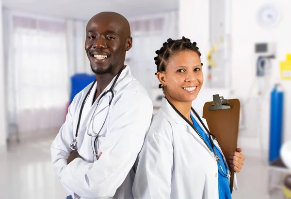 Счастливые африканские американские медицинские работники — стоковое фото