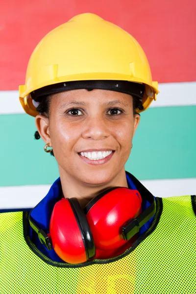 Mulher africana trabalhador industrial close-up — Fotografia de Stock