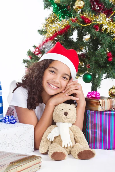 Niedliches kleines Mädchen mit Weihnachtsgeschenken — Stockfoto