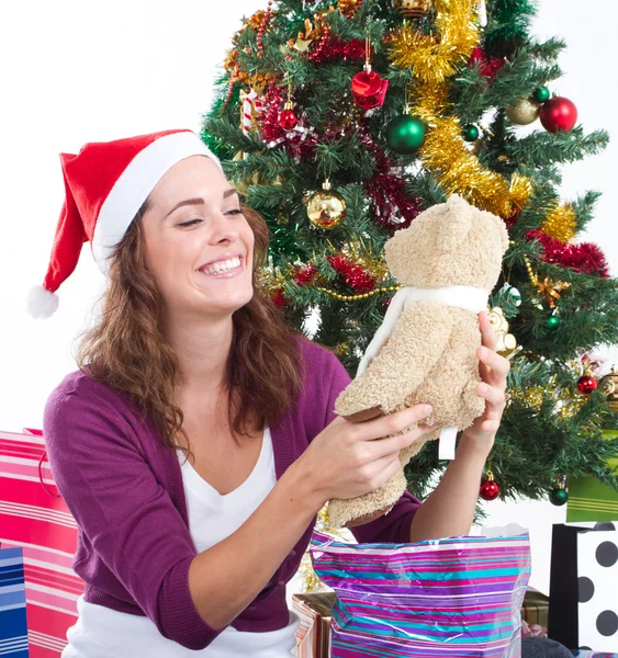 Młoda kobieta z prezentem świątecznym — Zdjęcie stockowe