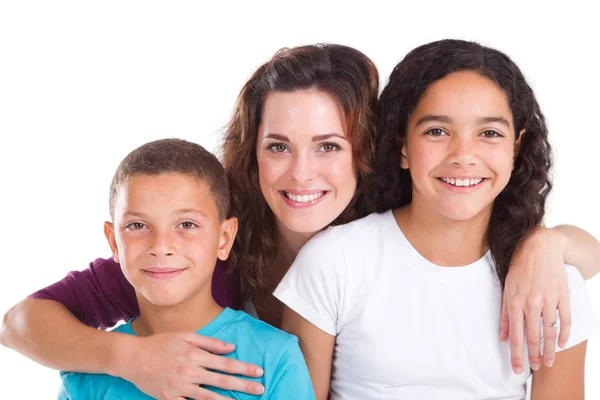 Glückliche Mutter und Kinder über weiß — Stockfoto