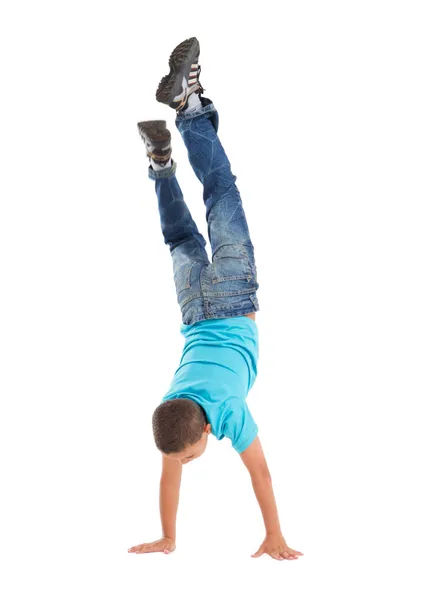 年轻的男孩倒立 — 图库照片