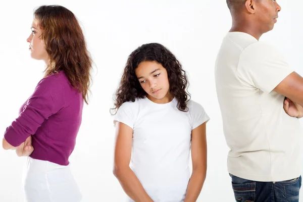 Infelice ragazza in piedi tra padre divorziante e madre — Foto Stock