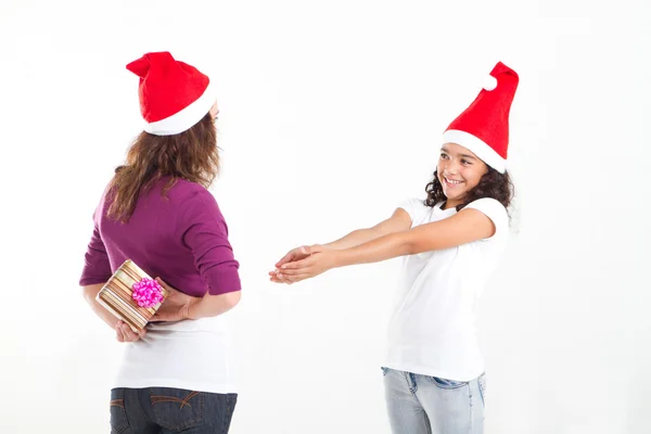 Tiener meisje moeder vragen voor de gift van Kerstmis — Stockfoto