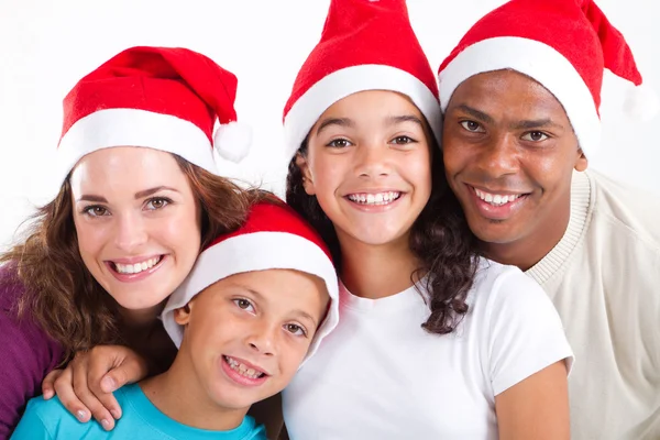 Счастливая многорасовая семья из четырех человек в шляпах Санты — стоковое фото