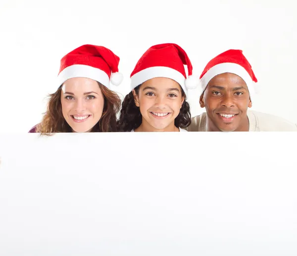 Família de Natal feliz segurando placa branca — Fotografia de Stock