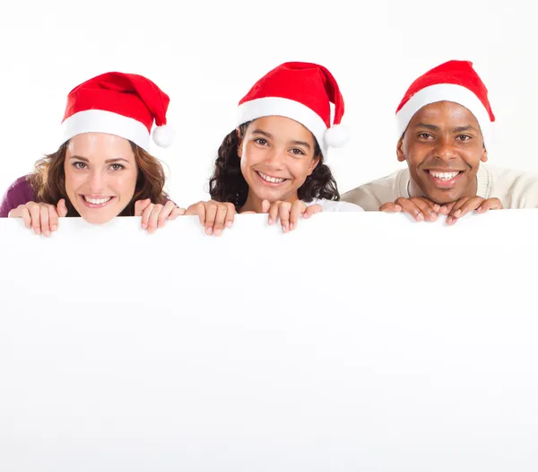 Mutlu çok ırklı bir aile beyaz tahta holding — Stok fotoğraf