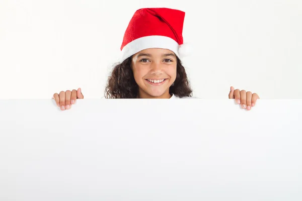 Petite fille mignonne portant un chapeau de Père Noël — Photo