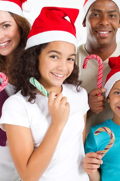 Familie mit weihnachtlichem Zuckerrohr — Stockfoto