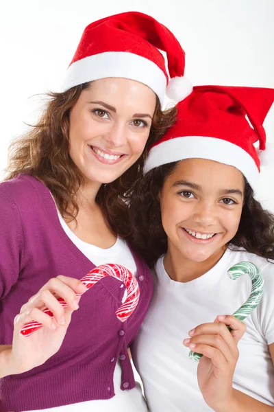 Feliz madre y adolescente hija celebración Navidad caramelo bastón —  Fotos de Stock