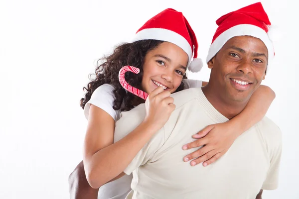 Glücklicher Vater trägt Tochter mit Weihnachtsmütze — Stockfoto