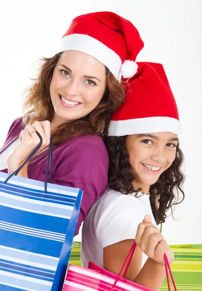 快乐妈妈和女儿与圣诞购物袋 — 图库照片