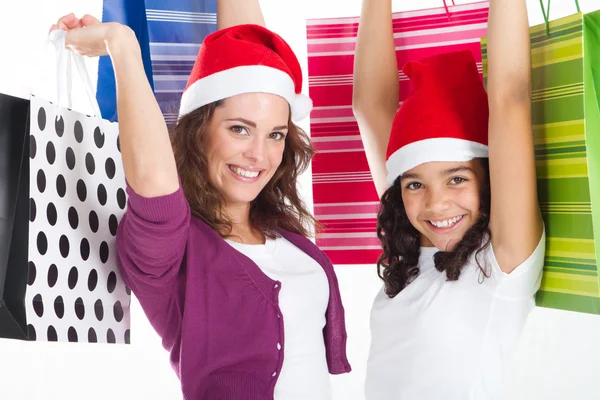 Mãe feliz e filha com sacos de compras de Natal — Fotografia de Stock