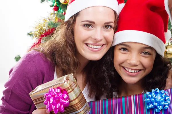 Gelukkig moeder en dochter houden Kerstcadeaus — Stockfoto