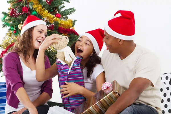 Gelukkige familie openen de gift van Kerstmis thuis — Stockfoto