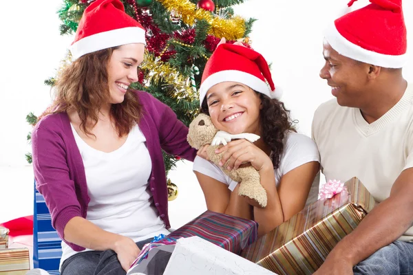 Família multirracial feliz com presentes no Natal — Fotografia de Stock