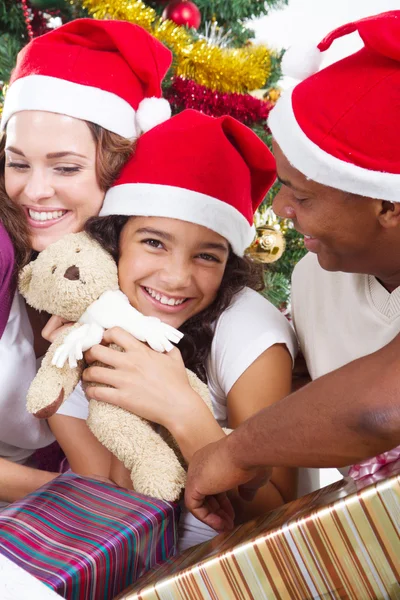 Heureuse famille multiraciale avec des cadeaux à Noël — Photo
