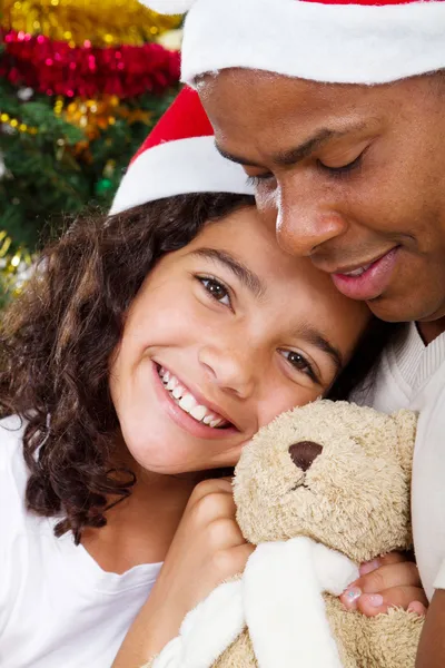 Glad dotter kramar pappa med julklapp — Stockfoto