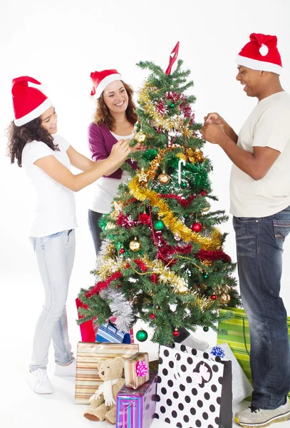Rodina mnohonárodnostní zdobení vánočního stromu — Stock fotografie