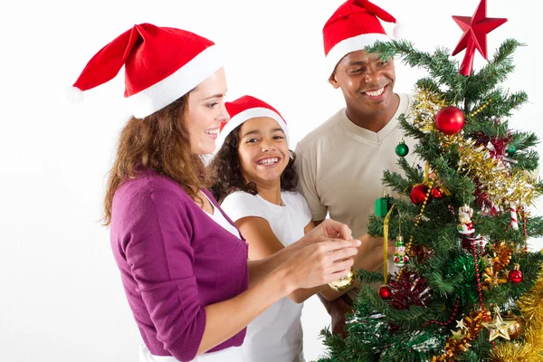 Glückliche multiethnische Familie schmückt Weihnachtsbaum — Stockfoto