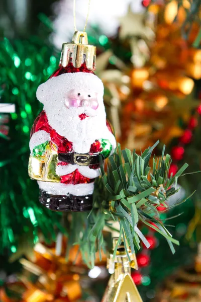 Pequeno ornamento de Papai Noel pendurado na árvore de natal — Fotografia de Stock