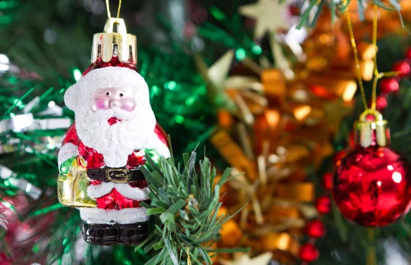 Pequeno ornamento de Papai Noel pendurado na árvore de natal — Fotografia de Stock