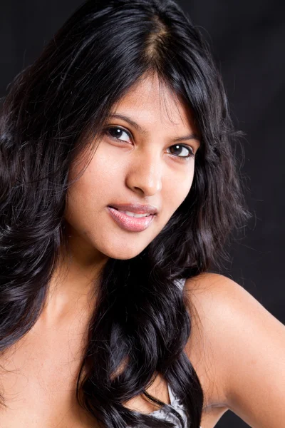 Jovem índio mulher retrato em preto — Fotografia de Stock