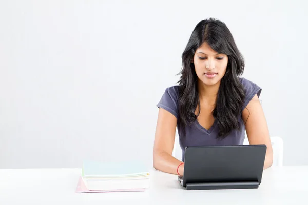 Jonge vrouwelijke Indiase college student met behulp van een laptop — Stockfoto