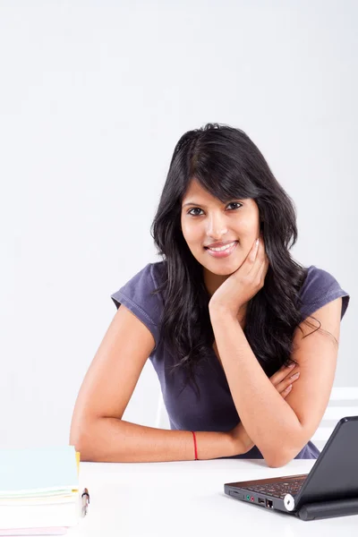 Carino sorridente indiano femmina college studente — Foto Stock