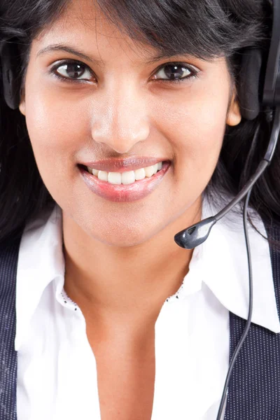 Jovem empresária indiana com fone de ouvido — Fotografia de Stock