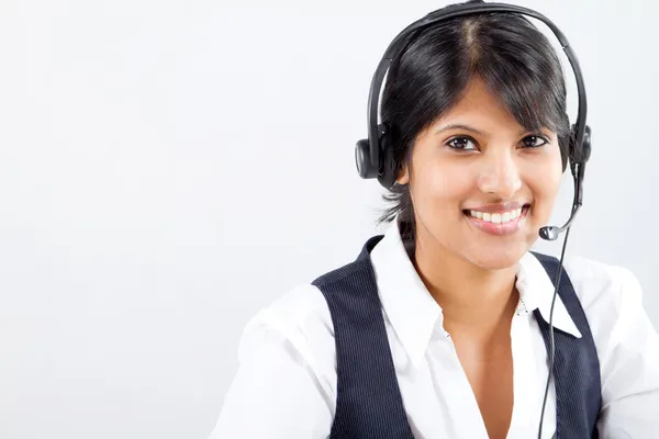 Jovem telefonista indiano com fone de ouvido — Fotografia de Stock
