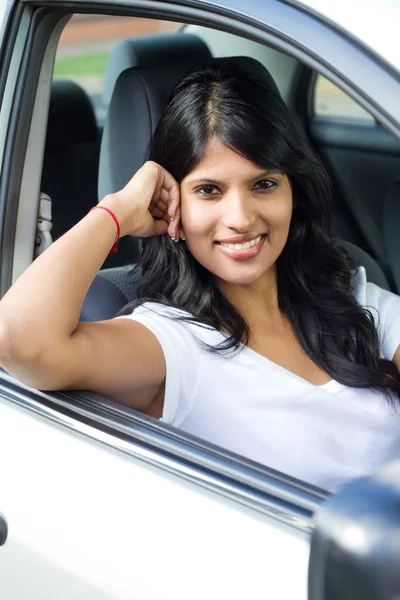 Piękny młody kierowca kobieta wewnątrz samochodu — Zdjęcie stockowe