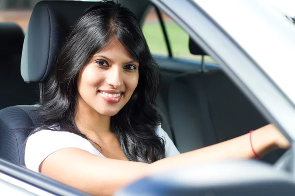 Молодая индианка за рулем автомобиля — стоковое фото