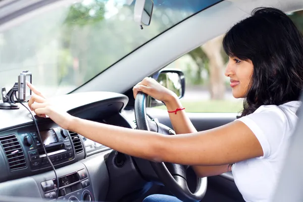 Motorista feminino usando navegador GPS — Fotografia de Stock