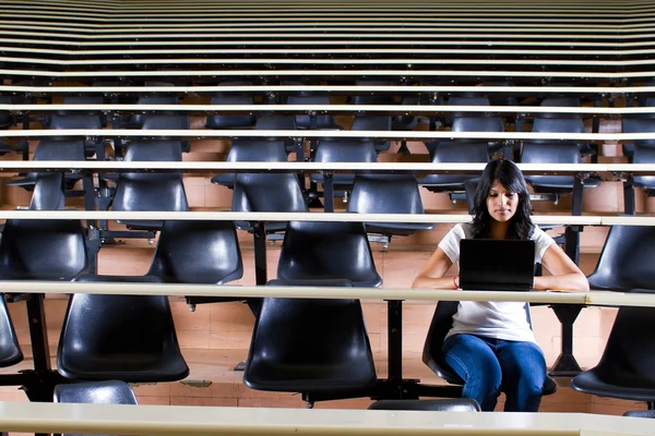 Vrouwelijke college student in Universiteit collegezaal — Stockfoto