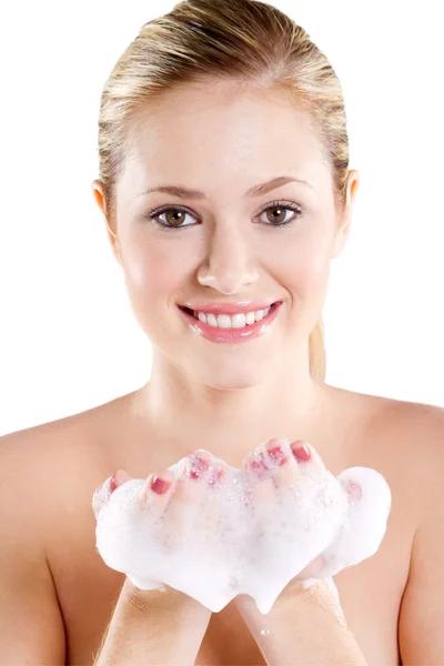 Mujer joven lavado de cara — Foto de Stock