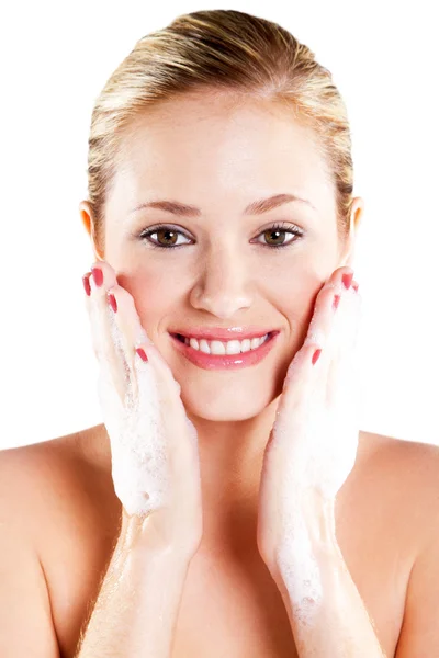 Mulher bonita lavando seu rosto com espuma — Fotografia de Stock