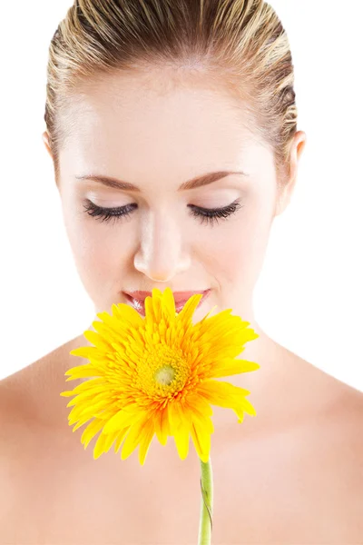 Jonge vrouw ruiken bloem op wit — Stockfoto