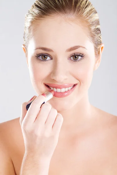 Young beautiful woman applying lipstick — Stock Photo, Image