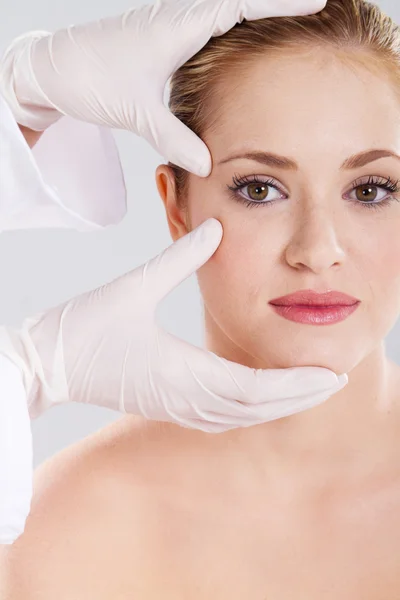 Hautcheck vor Schönheitschirurgie — Stockfoto