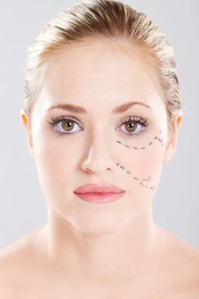 Frauengesicht mit Linien für Schönheitschirurgie — Stockfoto